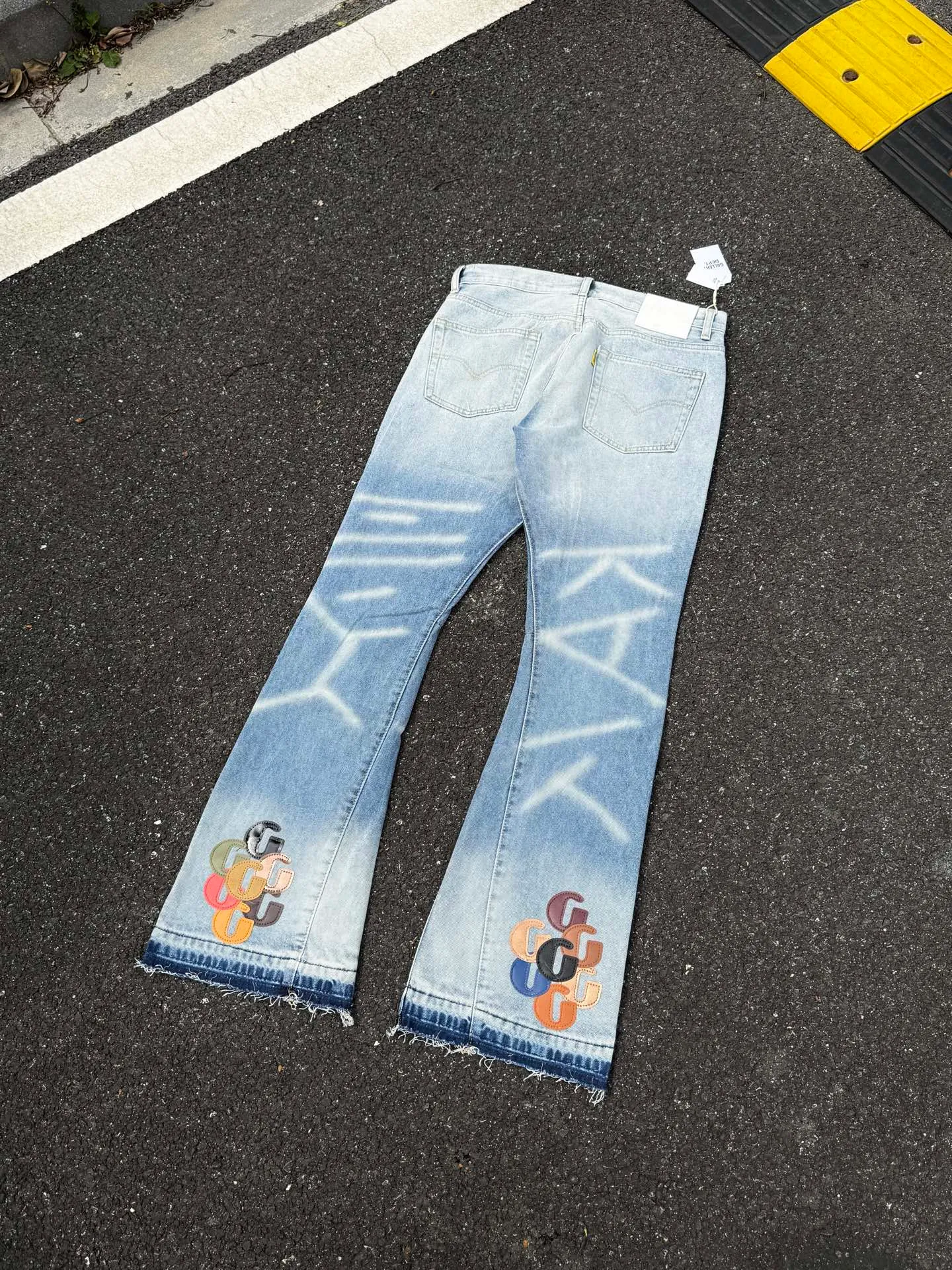 P240💰G66 GALLERY DEPT. Denim spliced ​​with all-over printed leather ripped bell-bottoms, washed and distressed jeans. GALLERY is attracted by these bell-bottoms. Whether it is a reset of Carhartt or Levis, it has created a strong brand style. Since these pants are modified from rare vintage, the production capacity is limited. Therefore, after many icons wore them, these pants were once hard to find. Later, perhaps due to the improvement of GD's business in the past two years and the expansion of production lines, the brand itself lowered the price, so I can't wait any longer for these pants this year and will definitely buy them. During the process of the denim washing plant, the owner of the washing plant helped introduce a boss who had worked for Levi's foundry and started his own business. This also paved the way for the following styles. Therefore, Levi's remodeled single product for the base plate is really familiar. Whether it is the fabrics supplied or the lathes used in production, there is nothing to choose from. -Color: blue -Size: S-XXL (corresponding to 28-36)
